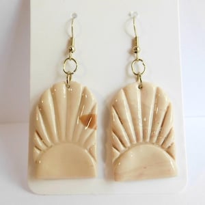 Neutrale Tonohrringe, gemusterte Tonohrringe, Ohrringe aus Fimo, Boho Ohrringe, hypoallergen, Bogenform Ohrringe