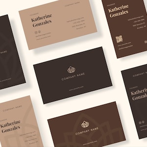 Può includere: Biglietti da visita marroni e beige con il nome "Katherine Gonzales" e "Company Name". I biglietti mostrano un logo e informazioni di contatto, disposti ad angolazioni diverse. Il design è minimalista e moderno.