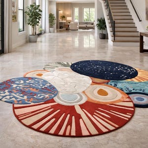 Peut inclure: Plusieurs tapis ronds aux motifs et couleurs variés, notamment rouge, bleu et orange. Les tapis sont disposés sur un sol en marbre poli. Les motifs des tapis varient, créant un agencement visuellement intéressant pour un intérieur.