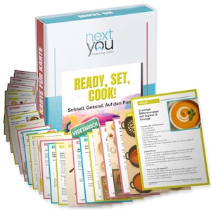 Könnte beinhalten: Ein Set von "Next You" Coaching-Karten mit dem Titel "Ready, Set, Cook!" und dem Wort "Vegetarisch" auf der Vorderseite. Die Karten enthalten Rezepte und Kochanweisungen. Die Box ist weiß, türkis und rot.