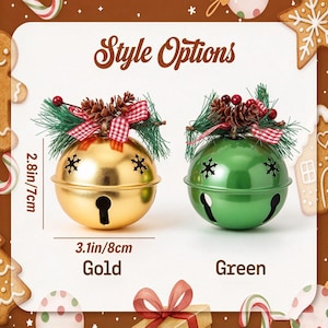 Puede incluir: Dos cascabeles redondos de metal, uno dorado y otro verde, decorados con agujas de pino, pi&ntilde;as, bayas rojas y una cinta de cuadros rojos y blancos. Los cascabeles tienen recortes de copos de nieve y miden 7 cm de alto por 8 cm de ancho.