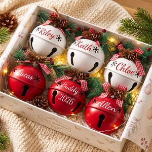 Adornos navideños personalizados de 2026 con forma de campana, cascabeles navideños, adornos navideños personalizados con forma de piña, decoración navideña, regalos de Navidad. imagen 3