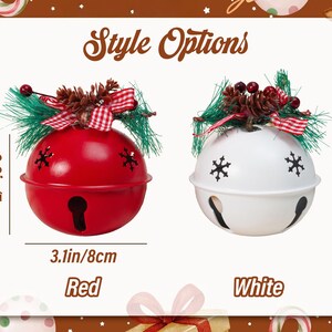 Puede incluir: Dos cascabeles redondos de metal, uno rojo y otro blanco, decorados con agujas de pino verdes, una peque&ntilde;a pi&ntilde;a y una cinta de cuadros rojos y blancos. Los cascabeles tienen recortes de copos de nieve y miden 7 cm por 8 cm.