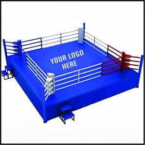 Pode incluir: Um ringue de boxe azul com cordas brancas e postes de canto. O ringue tem um chão azul com o texto "YOUR LOGO HERE" em branco. Os postes de canto são brancos e vermelhos. Duas pequenas banquetas azuis estão nas laterais do ringue.