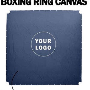 Pode incluir: Lona de ringue de boxe azul marinho com o texto "CUSTOMIZED BOXING RING CANVAS" no topo. O centro apresenta um círculo branco com as palavras "YOUR LOGO". O texto inferior diz "Canvas colour of your choice" e "High quality canvas sheet".