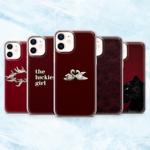 Może przedstawiać: Kolekcja pięciu etui na telefon z głębokim czerwonym tłem. Etui mają różne wzory, w tym cherubiny, tekst "the luckiest girl", parę łabędzi, wzór róż i sylwetkę czarnej pantery.