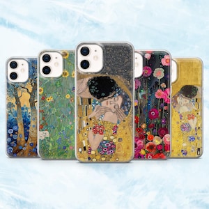Op de afbeelding: Een verzameling van vijf telefoonhoesjes met kunstdrukken. De hoesjes tonen diverse ontwerpen, waaronder bloempatronen, een boom en een afbeelding van een omhelzend paar. De hoesjes hebben een transparante rand.