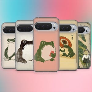 以下が含まれることがあります： さまざまなスタイルのカエルのイラストが描かれた携帯電話ケースのコレクション。ケースには、携帯電話を持っているものや傘を持っているものなど、さまざまなカエルのデザインが施されています。ケースは透明な縁取りとカラフルな背景が特徴です。