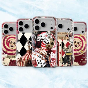 Op de afbeelding: Een verzameling van vijf telefoonhoesjes met unieke ontwerpen. Elke hoesje heeft een collage van circusthema-afbeeldingen, waaronder harlekijnpatronen, speelkaarten en clowngezichten. De hoesjes hebben een transparante rand en een glanzende afwerking.