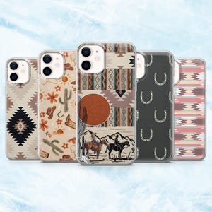 Peut inclure: Cinq coques de téléphone avec divers motifs sur le thème du Sud-Ouest américain. Les coques présentent des motifs, des cactus, des chapeaux de cowboy, des fers à cheval et des illustrations de cowboys dans des tons neutres.