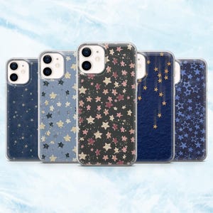 Puede incluir: Cinco fundas para teléfono con diseños de estrellas en varios colores. Las fundas presentan diseños con estrellas doradas, rosas y azules sobre fondos azul marino, negro y azul claro. Las fundas son de plástico transparente.