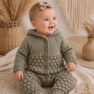 Modèle Tricot Combinaison Bébé à Capuche avec Point Bobble | PDF Téléchargeable | 0–6 Mois