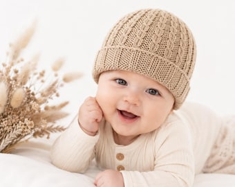 Strickanleitung für eine Babymütze (PDF), Zopfmustermütze, dicke Wintermütze für Neugeborene und Kleinkinder – das perfekte Accessoire für Fotoshootings.