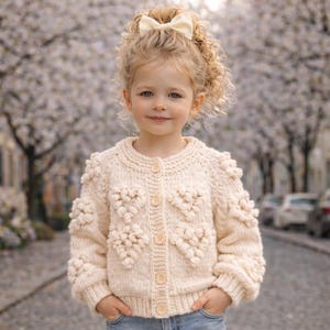 Patrón de punto para cárdigan con corazones de pompones, suéter para niña, chaqueta de punto para bebé y niño pequeño (PDF)