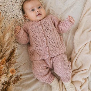 Conjunto de punto para bebé con cárdigan, peto, gorro y calcetines / Patrón en PDF