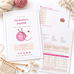 Könnte beinhalten: Ein druckbarer Planer mit dem Titel The Knitter's Journal mit einer rosa Wollknäuelgrafik und Stricknadeln. Die Seiten enthalten Abschnitte für Strickziele, zu erlernende Fähigkeiten und einen Garnstärkenleitfaden mit Tabellen und Text in Pink und Schwarz.