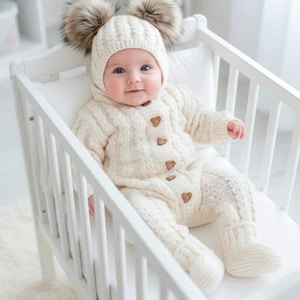 Baby Strickmuster PDF – Heart Stitch Set: Strampler, Mütze & Booties (Neugeborene–12 Monate)