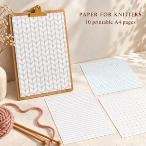 Op de afbeelding: Een houten klembord met een vel papier met een grijs breipatroon, naast drie losse vellen met ruitjes, lijntjes en stippen. De tekst luidt PAPER FOR KNITTERS 10 printable A4 pages. Een bol wol en breinaalden zijn aanwezig in de afbeelding.