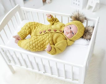 Patrón de punto en PDF: Pelele con capucha para bebé, gorro con punto de pompón, conjunto para recién nacido (0-6 meses)