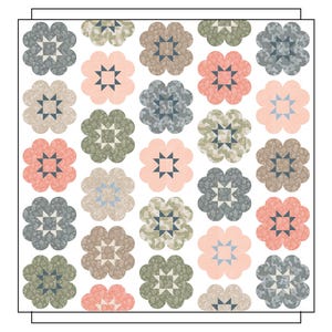 Może przedstawiać: Kołdra z kwiatowym wzorem, z gwiaździstymi środkami w każdym kwiatku. Paleta kolorów obejmuje odcienie szarości, brzoskwini i zieleni. Tekst "STAR BLOOM" znajduje się na górze. Rozmiary: mały narzut (135cm x 132cm), duży narzut (168cm x 165cm) i podwójny (168cm x 213cm).