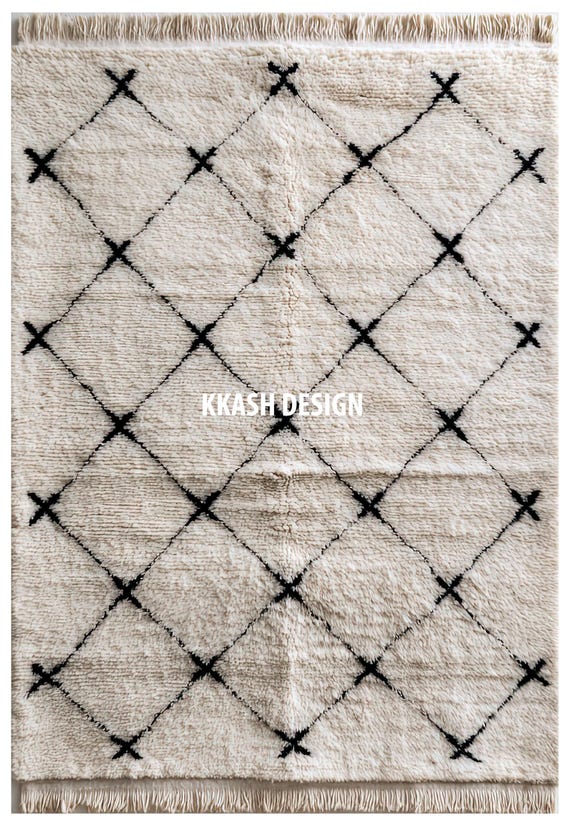 手作りのモロッコラグ、白と黒の幾何学模様のアクセント モロッコ直輸入