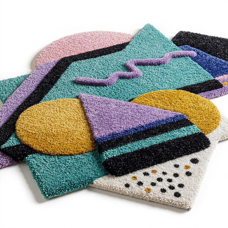 Pode incluir: Uma cole&ccedil;&atilde;o de tapetes geom&eacute;tricos coloridos em v&aacute;rias formas. Os tapetes apresentam um pelo texturizado e uma paleta de cores que inclui azul-petr&oacute;leo, rosa, amarelo, roxo e preto. Os designs incluem listras, ziguezagues e padr&otilde;es de pontos.