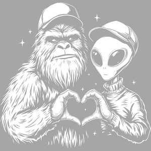 Puede incluir: Ilustración en blanco y negro de un Bigfoot y un alienígena formando un corazón con sus manos. Ambos llevan gorras de béisbol y suéteres. El fondo es gris con estrellas blancas.