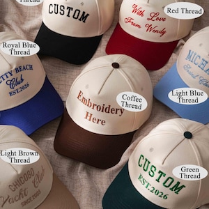 Puede incluir: Seis gorras de b&eacute;isbol con coronas de color crema y viseras en contraste. Las gorras presentan textos bordados que incluyen CUSTOM, With Love From Wendy, ITTY BEACH Club EST.2026, Embroidery Here, MICHAEL Social Club, CHICOGO Yacht Club SINCE 2003 y CUSTOM EST.2026.