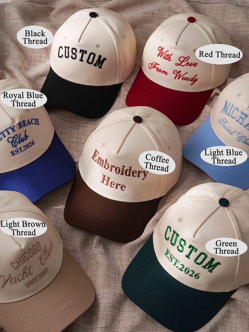 Puede incluir: Seis gorras de b&eacute;isbol con coronas de color crema y viseras en contraste. Las gorras presentan textos bordados que incluyen CUSTOM, With Love From Wendy, ITTY BEACH Club EST.2026, Embroidery Here, MICHAEL Social Club, CHICOGO Yacht Club SINCE 2003 y CUSTOM EST.2026.