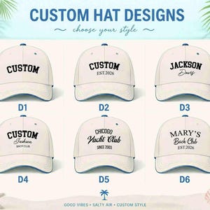 Puede incluir: Seis gorras de b&eacute;isbol color blanco hueso con borde azul, etiquetadas de D1 a D6, con varios dise&ntilde;os de texto en negro que incluyen CUSTOM, EST. 2026, JACKSON Davis, CUSTOM Jackson BACH CLUB, CHICOGO Yacht Club SINCE 2003 y MARY'S Bach Club EST. 2026.