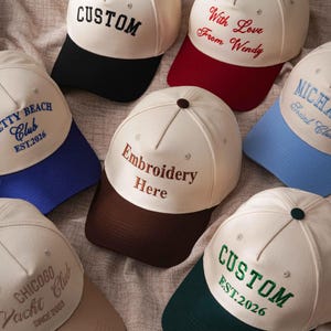 Puede incluir: Una colecci&oacute;n de siete gorras de b&eacute;isbol con coronas de color crema y viseras en contraste en negro, rojo, azul, marr&oacute;n y verde oscuro. Cada gorra presenta texto bordado que incluye Custom, With Love From Wendy, City Beach Club, Embroidery Here y Chicogo Yacht Club.