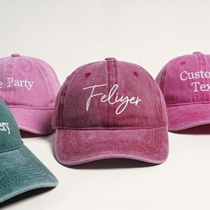 Könnte beinhalten: Eine Auswahl an Baseballkappen in Rosa und Türkis, mit weißer, individueller Stickerei. Die Kappen zeigen Schriftzüge wie "The Party", "Feliyer" und "Custom Text".