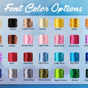 Puede incluir: Una carta de colores titulada Font Color Options que muestra veintiocho carretes de hilo de bordar en varios tonos, incluyendo blanco, negro, marr&oacute;n, amarillo, oro, naranja, rosa, morado, rojo, azul, gris y verde, etiquetados con su nombre.
