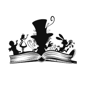 Puede incluir: Ilustración en silueta en blanco y negro de personajes de Alicia en el país de las maravillas. El Sombrerero Loco, Alicia y el Conejo Blanco se muestran en un libro abierto. Diseño detallado y caprichoso.