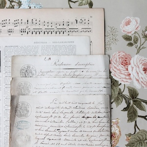 Può includere: Una natura morta con elementi vintage. L'immagine presenta spartiti musicali, documenti antichi con scrittura manoscritta e ritagli di giornale. Lo sfondo è un motivo floreale con rose rosa e altri fiori.