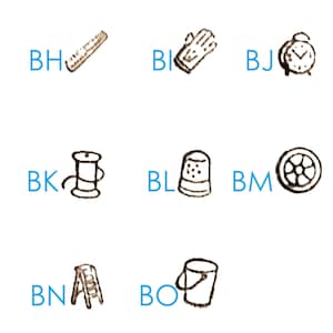Op de afbeelding: Een raster van acht zwarte lijntekeningen met blauwe tekstcodes. De iconen tonen een liniaal gelabeld BH, een handschoen BI, een wekker BJ, een garenklosje BK, een vingerhoedje BL, een wiel BM, een ladder BN en een emmer gelabeld BO.