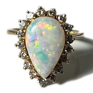 Vintage Opal und Diamant Halo Ring, äthiopischer Teardrop Cabochon Opal, 14Kt Gelbgold Ring mit Akzent Diamanten, Verlobungsgeschenk