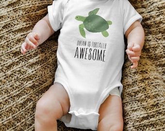 Personalisieren Schildkröte Baby Body mit benutzerdefiniertem Namen, Unisex, Neugeborene bis 24 Monate, Babypartygeschenk, Coming Home Outfit, Gender Reveal Party
