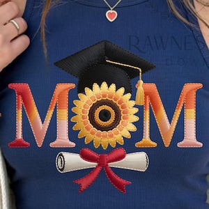 Puede incluir: Camiseta sin mangas azul marino con la palabra "MOM" bordada en naranja y rosa, un girasol en el centro, un birrete y un diploma con un lazo rojo. El texto "RAWNEST DOWNLOADS" es visible en el fondo.