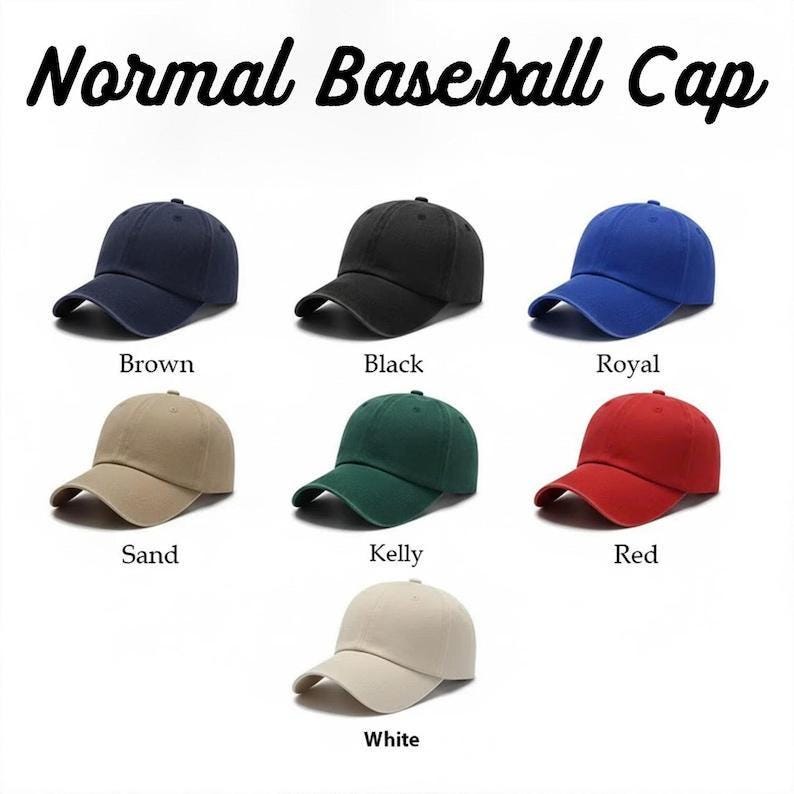 Pode incluir: Uma cole&ccedil;&atilde;o de bon&eacute;s de beisebol em v&aacute;rias cores, incluindo marrom, preto, azul royal, areia, verde Kelly, vermelho e branco. O texto "Normal Baseball Cap" &eacute; exibido na parte superior da imagem.