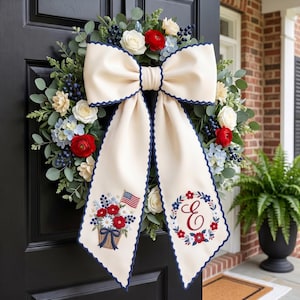 Broderad, anpassad monogram, patriotisk kransbåge, krämfärgad rosett med marinblå detaljer, dekoration på ytterdörren, blomsterkorg med kranstillbehör till 4 juli-dekorationen