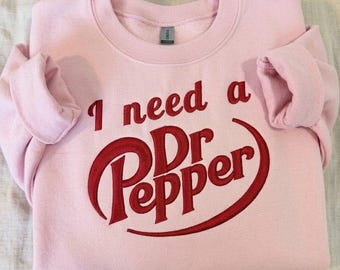 Sudadera con cuello redondo bordada "I Need A Dr. Pepper", camiseta Dr. Soda, regalo para amantes de los refrescos, monocromática, neutra, moderna, minimalista y viral.