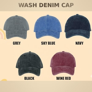 Pode incluir: Cinco bon&eacute;s de ganga lavada em cinzento, azul c&eacute;u, marinho, preto e vinho tinto. Cada bon&eacute; tem uma aba curva e uma al&ccedil;a ajust&aacute;vel. O texto "WASH DENIM CAP" est&aacute; no topo da imagem, com os nomes das cores por baixo.