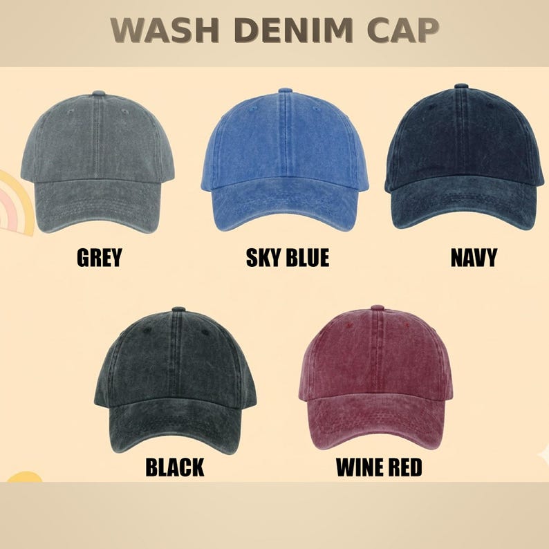 Pode incluir: Cinco bon&eacute;s de ganga lavada em cinzento, azul c&eacute;u, marinho, preto e vinho tinto. Cada bon&eacute; tem uma aba curva e uma al&ccedil;a ajust&aacute;vel. O texto "WASH DENIM CAP" est&aacute; no topo da imagem, com os nomes das cores por baixo.