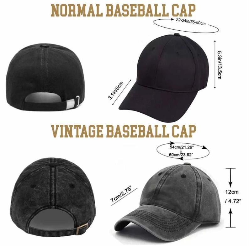 Pode incluir: A imagem mostra dois bon&eacute;s de beisebol: um preto e um cinza vintage. O bon&eacute; preto tem dimens&otilde;es de 55-60cm, 13,5cm e 8cm. O bon&eacute; vintage tem dimens&otilde;es de 54cm/21.26", 60cm/23.62", 12cm/4.72" e 7cm/2.75". O texto diz "NORMAL BASEBALL CAP" e "VINTAGE BASEBALL CAP".