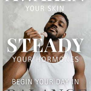 Op de afbeelding: Een man gebruikt een rozenkwarts gezichtsroller. De afbeelding bevat de tekst "AWAKEN YOUR SKIN", "STEADY YOUR HORMONES" en "BEGIN YOUR DAY IN BALANCE". De man draagt een witte tanktop.