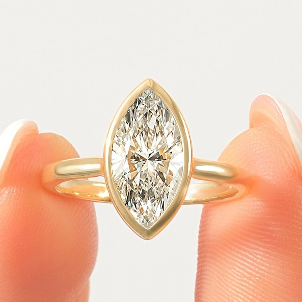 Anillo de compromiso de moissanita marquesa con engaste de bisel de oro de 14 k
