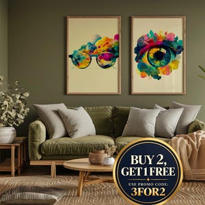 Op de afbeelding: Twee rechthoekige wandposters in houten lijsten. De linker poster toont kleurrijke abstracte wolken boven een ronde bril. De rechter poster toont een groot, gedetailleerd menselijk oog omringd door levendige, veelkleurige bloemvormen.