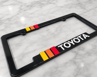 Para zabytkowych tablic rejestracyjnych Toyoty Heritage Stripes