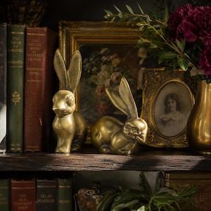 Paire de figurines de lapins vintage en laiton massif, style années 1960. Statues de lapins en laiton massif de 12,7 cm (5 pouces).